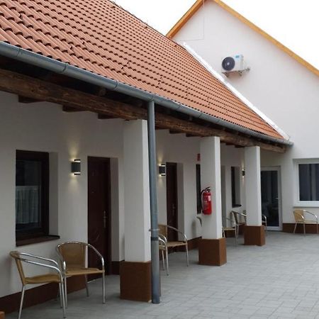 Czermann Holiday Inn Oroszlány Εξωτερικό φωτογραφία