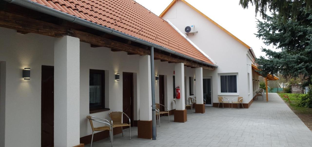 Czermann Holiday Inn Oroszlány Εξωτερικό φωτογραφία