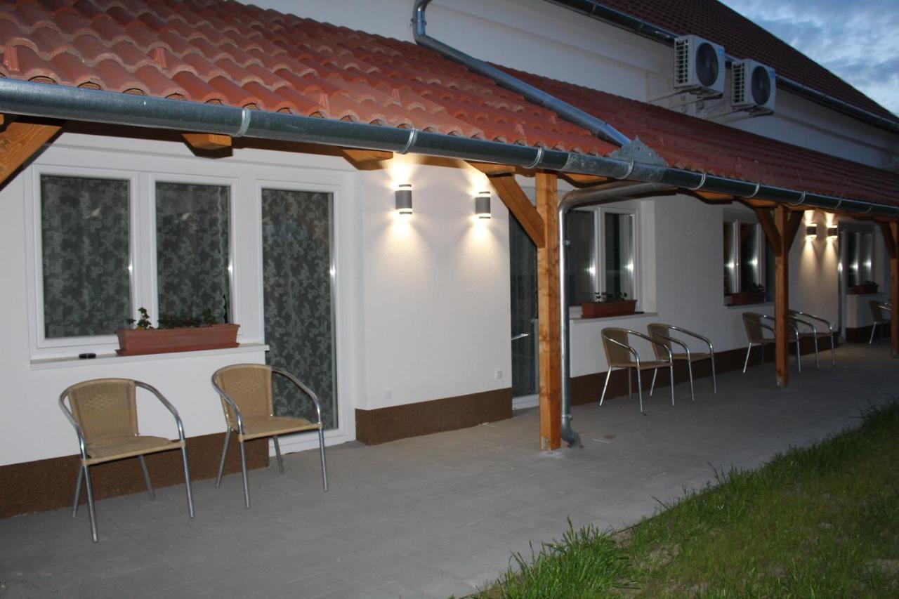 Czermann Holiday Inn Oroszlány Εξωτερικό φωτογραφία