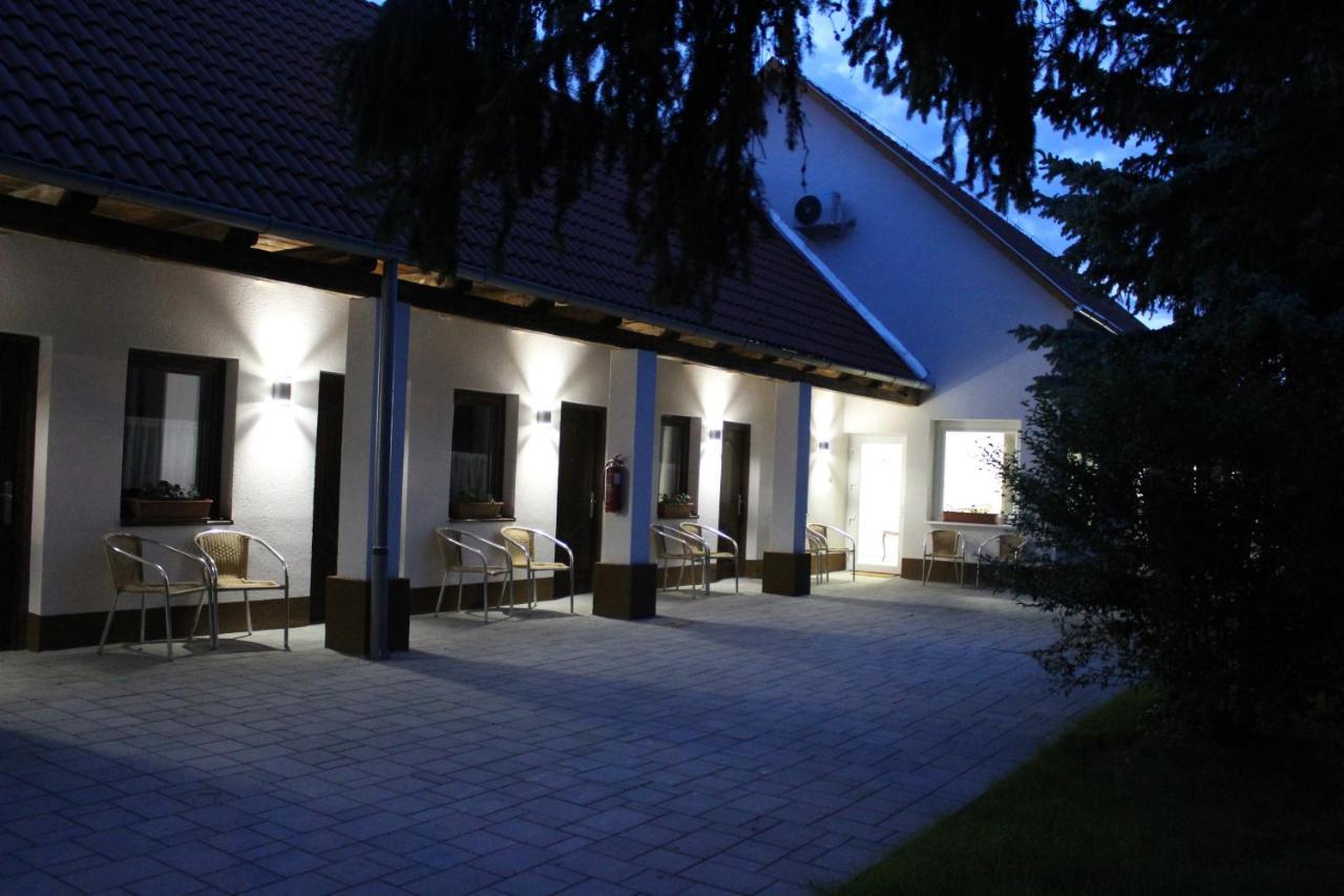 Czermann Holiday Inn Oroszlány Εξωτερικό φωτογραφία