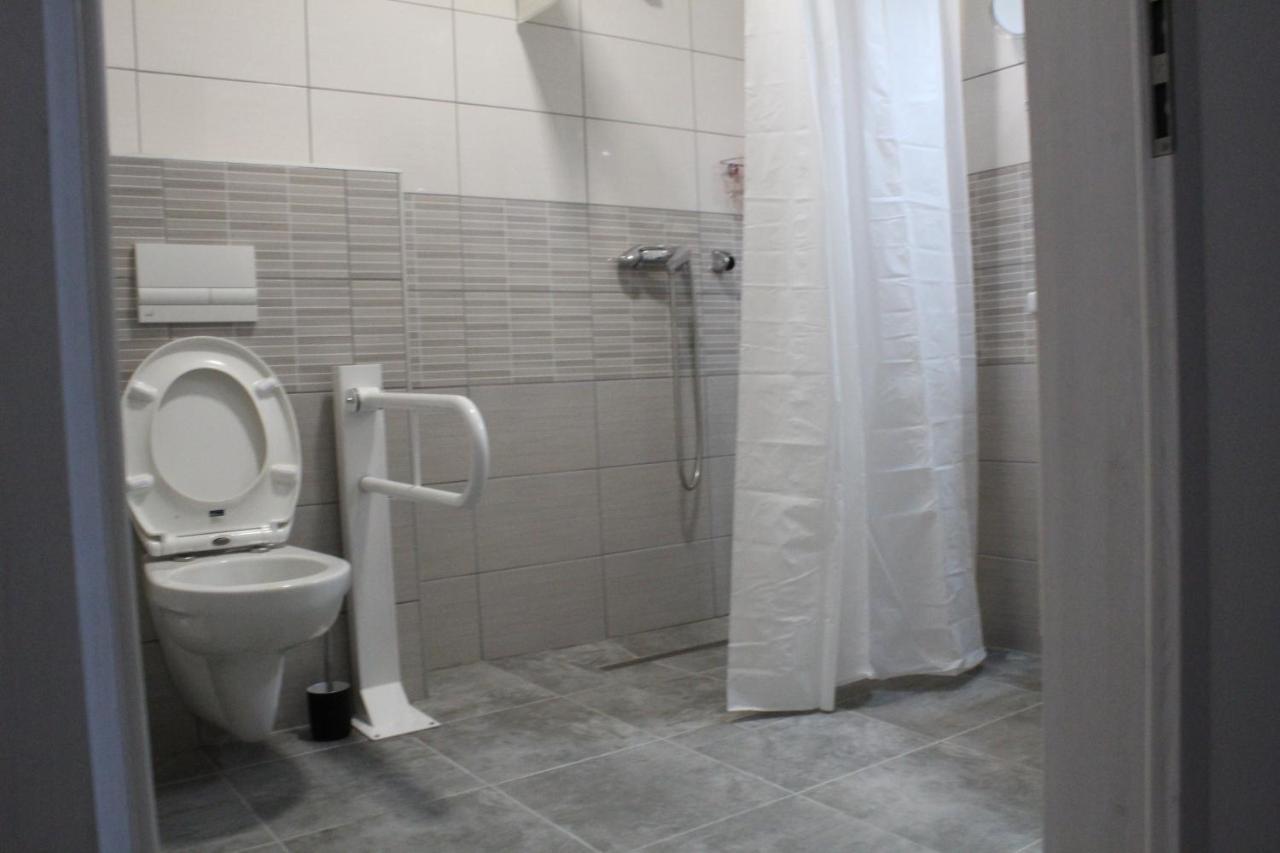 Czermann Holiday Inn Oroszlány Εξωτερικό φωτογραφία