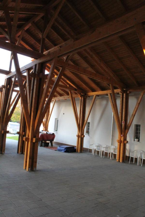 Czermann Holiday Inn Oroszlány Εξωτερικό φωτογραφία
