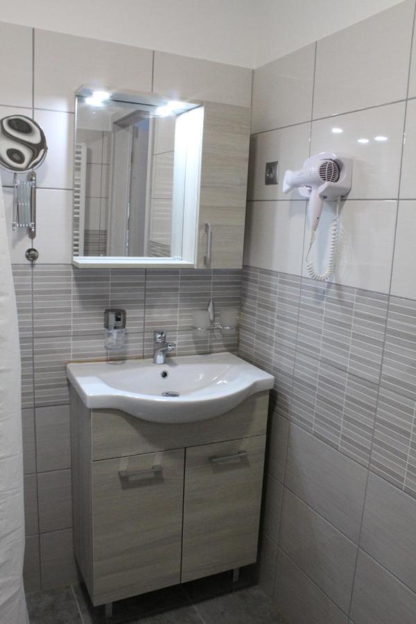 Czermann Holiday Inn Oroszlány Εξωτερικό φωτογραφία