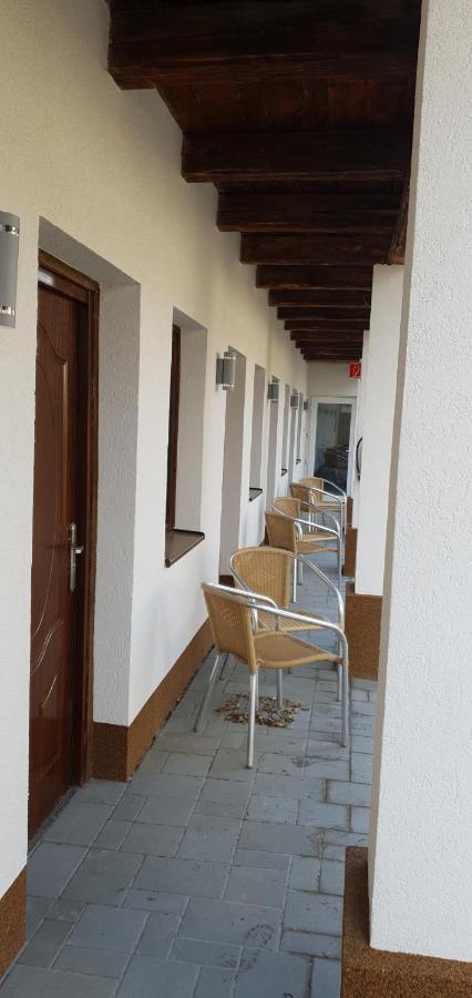 Czermann Holiday Inn Oroszlány Εξωτερικό φωτογραφία