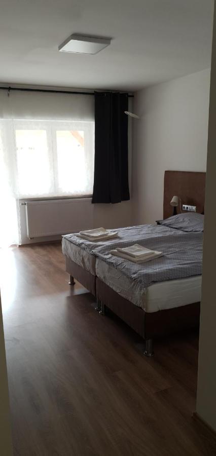 Czermann Holiday Inn Oroszlány Εξωτερικό φωτογραφία