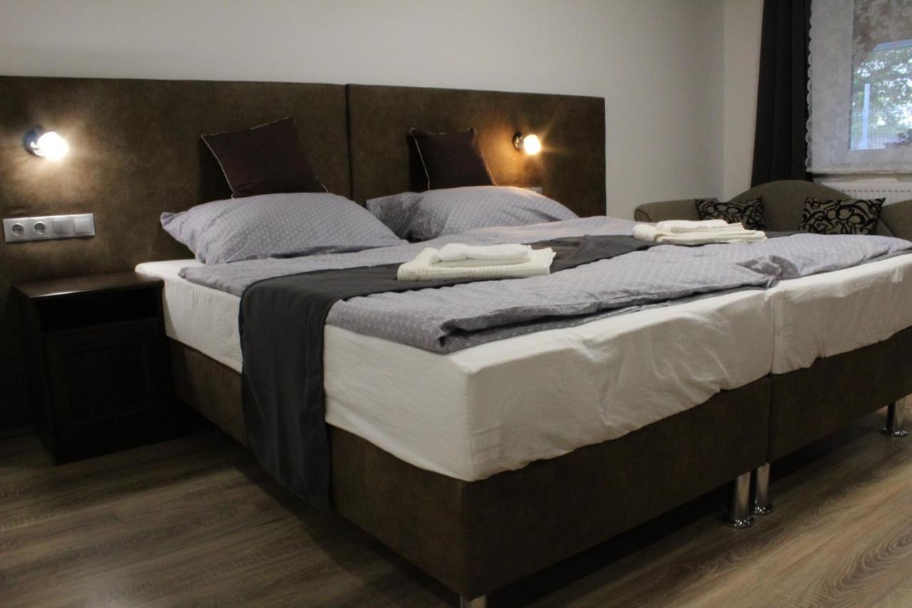 Czermann Holiday Inn Oroszlány Εξωτερικό φωτογραφία