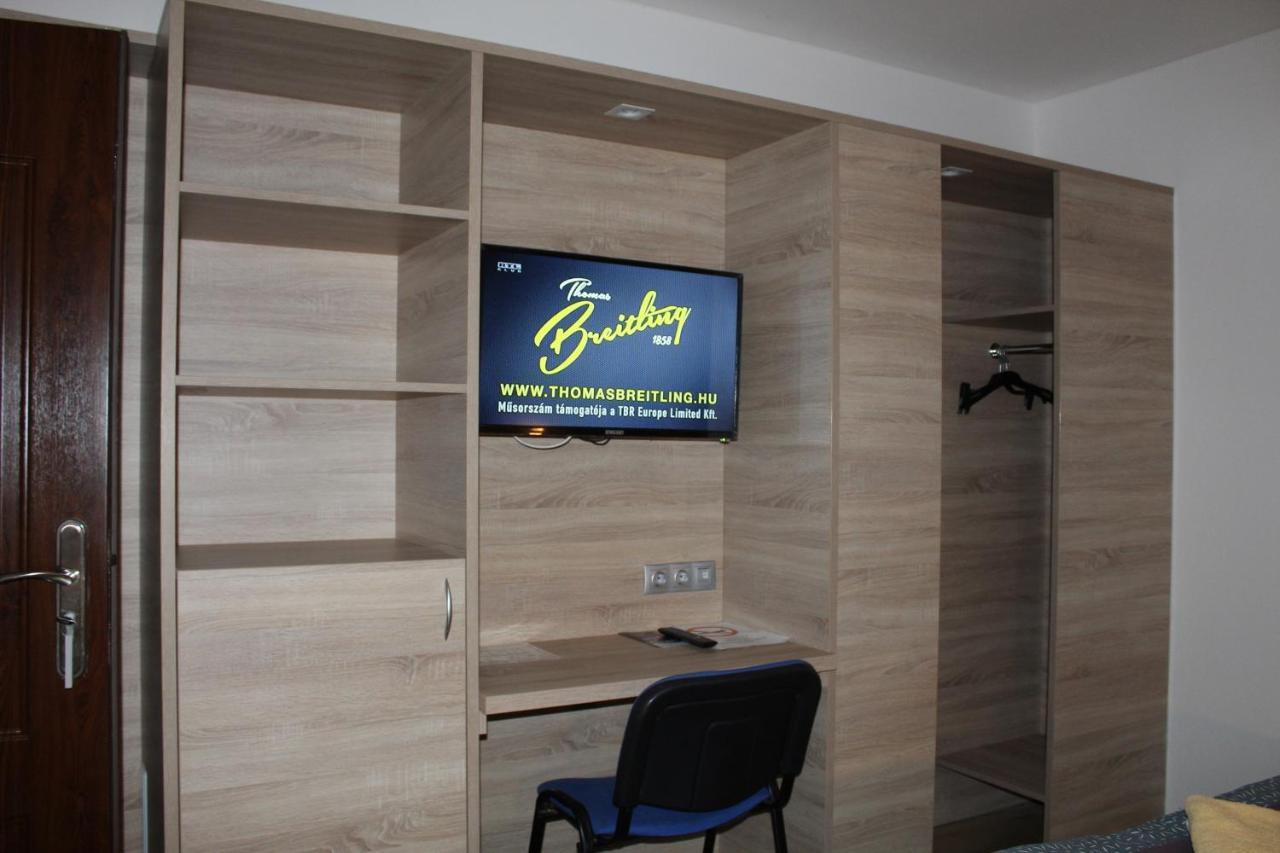 Czermann Holiday Inn Oroszlány Εξωτερικό φωτογραφία