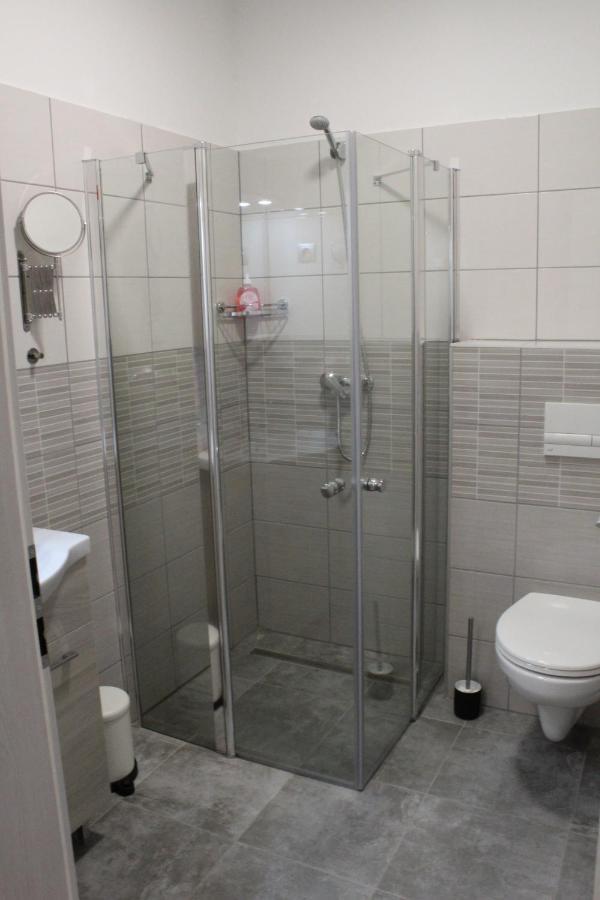 Czermann Holiday Inn Oroszlány Εξωτερικό φωτογραφία